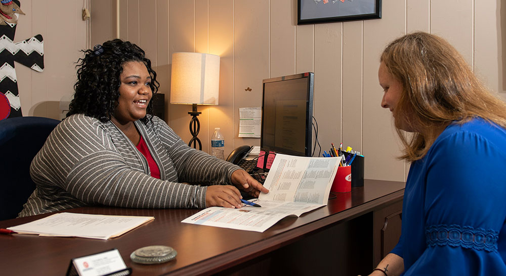 Tam Salters advising a student